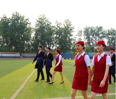 石家莊東華鐵路學(xué)校在校穿校服嗎？