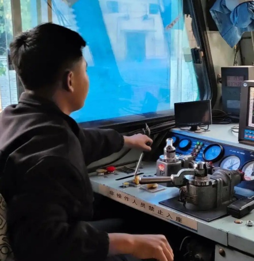 鐵路機車車輛駕駛人員資格考試每年有幾次